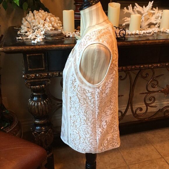 BCBG BLOUSE w Beautiful Detail - Picture 6 of 11